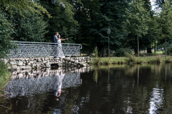 Brautpaar nach der Hochzeit auf einer Brücke