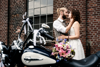 Brautpaar mit Harley und Blumen, Hochzeit Butzbach